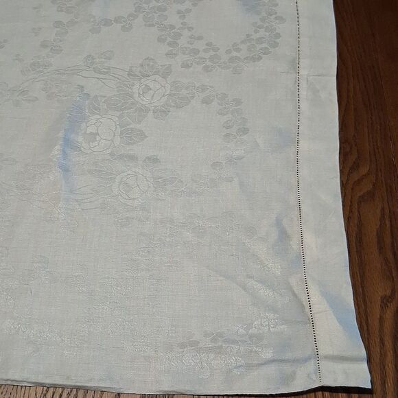 Elegant vintage white damask design Table Runner. 21.5" W X 48" L. - Picture 3 of 5